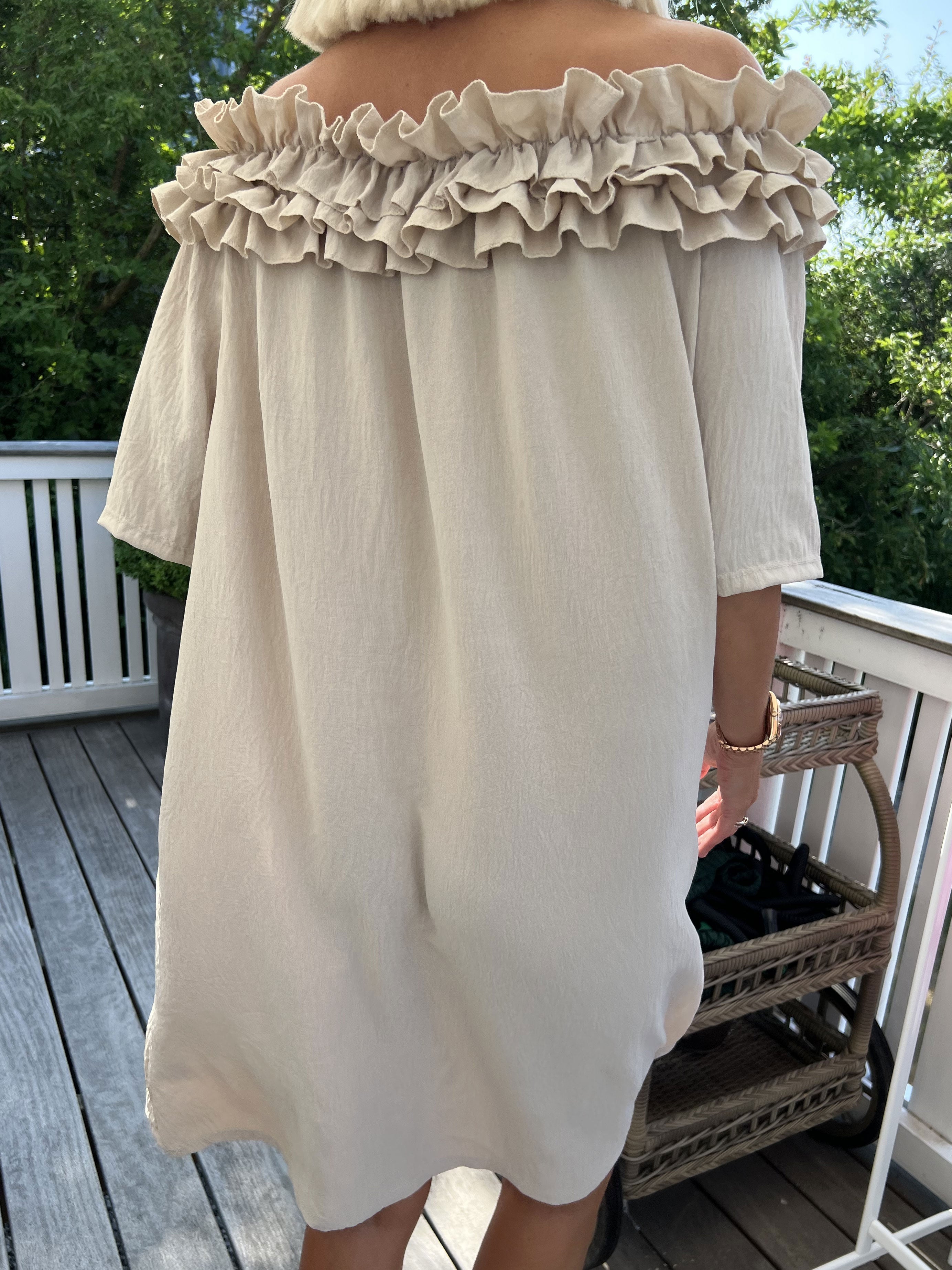 Chili Sleeveless Dress - Fin klänning med volanger i halsringningen - Green